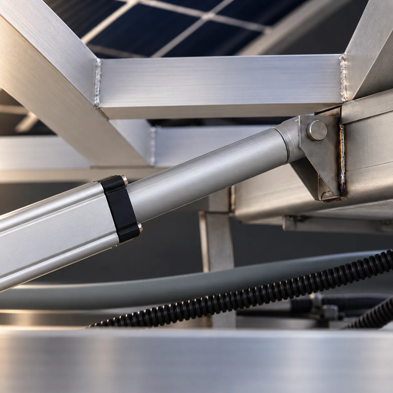 Actuator, connecting bracket, and metal frame details of the 910W rooftop product