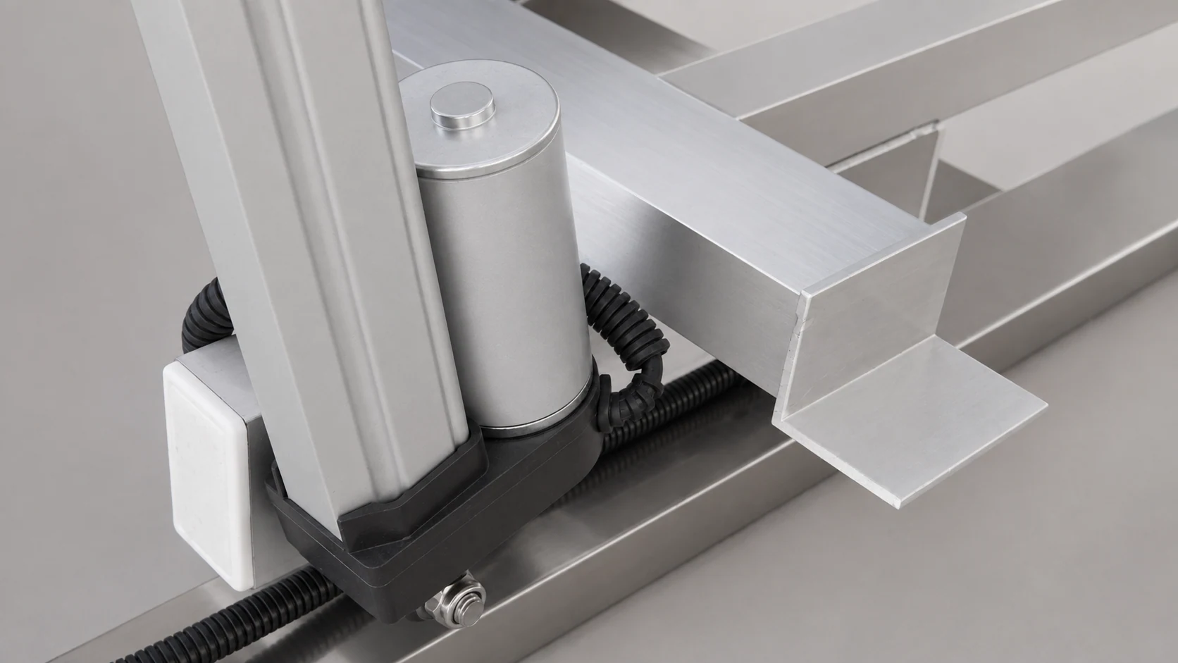 Elevation actuator foot joint and mounting bracket detail